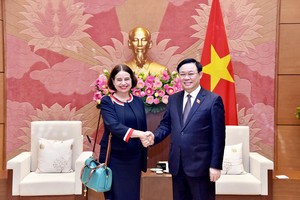 National Assembly (NA) Chairman Vuong Dinh Hue (R) and Australian Ambassador to Vietnam Robyn Mudie