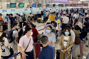 Passengers enter through Noi Bai International Airport. (Photo: SGGP)