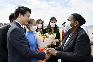 President of the Assembly of Mozambique Esperanca Laurinda Francisco Nhiuane Bias (R) arrives in Hanoi on June 18 (Photo: https://www.qdnd.vn/)