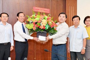 Chairman of the HCMC People’s Committee Phan Van Mai  (2nd, R) visits the editorial office of Vietnam News Agency (VNA) in HCMC on the occasion of the 97th anniversary of the Vietnam Revolutionary Press Day. (Photo: SGGP)
