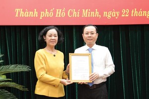 Politburo member, Secretary of the Party Central Committee (PCC) and Head of the PCC's Organization Commission Truong Thi Mai (L) hands over the appointment decision to Mr. Nguyen Van Hieu. (Photo: SGGP)