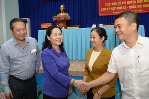 Chairwoman of the HCMC People’s Council Nguyen Thi Le (2nd, L) meets voters in Hoc Mon District. (Photo: SGGP)