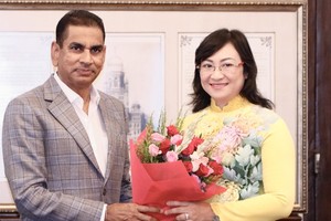 Mumbai civic chief IS Chahal (L) receives Vice Chairwoman of the HCMC People’s Committee Phan Thi Thang (R). (Photo: SGGP)