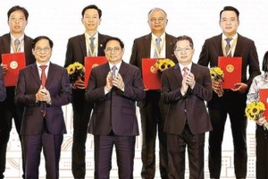 Prime Minister Pham Minh Chinh witnesses the handover of investment certificates and cooperation agreements to 27 projects, both domestic and foreign, with a combined capital of US$5.6 billion. (Photo: SGGP)