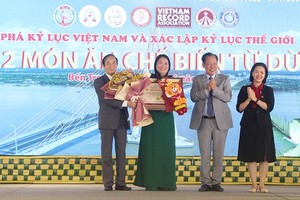 The World Records Union (WorldKings) and the Vietnam Record Association (VietKings) have awarded Vietnam’s and world's records to the Mekong Delta province of Ben Tre for a cooking performance of 222 dishes made of coconut.