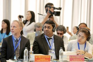 UNESCO Representative in Vietnam, Christian Manhart (L) and  Consul General of India in HCMC, Madan Mohan Sethi (C) attend the event.