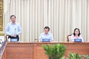 Chairman of the HCMC People’s Committee Phan Van Mai (L), Secretary of the Party Committee of the city Nguyen Van Nen (C) and Chairwoman of the municipal People’s Council Nguyen Thi Le attend the meeting. (Photo: SGGP)