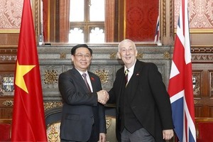 NA Chairman Vuong Dinh Hue (L) and Speaker of the UK’s House of Commons Lindsay Hoyle at their talks in London on June 29 (Photo: VNA)