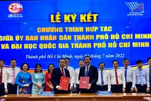 The People’s Committee of HCMC and Vietnam National University–HCMC (VNU-HCMC) sign a cooperation program in various areas in the 2022-2025 period. (Photo: SGGP)