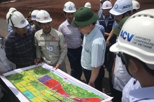 Deputy Minister of Transport Le Anh Tuan inspects progress of construction work at Long Thanh Int’l Airport.