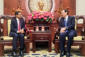 Secretary of the HCMC Party Committee Nguyen Van Nen (R) receives Ambassador of India to Vietnam Pranay Verma.