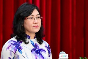 Vice Chairwoman of the municipal People’s Committee Phan Thi Thang speaks at the meeting.