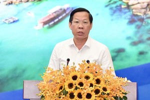 Chairman of the HCMC People’s Committee, Phan Van Mai speaks at the conference .