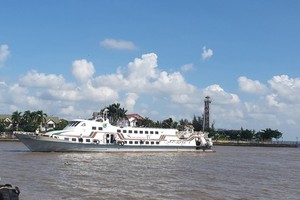 A high-speed boat operated by the Superdong Fast Ferry Kien Giang Joint Stock Company  carries passengers from Kien Giang to Phu Quoc.
