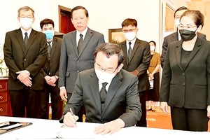 Secretary of the HCMC Party Committee Nguyen Van Nen writes in the condolence book for late Japanese Prime Minister Abe Shinzo at the Consulate General of Japan in HCMC .