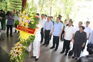 National Assembly Chairman Vuong Dinh Hue offers incense at the Dong Loc Crossroads historic site  (Photo:SGGP)