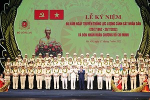 Prime Minister Pham Minh Chinh and Minister of Public Security General To Lam honor typical individuals and organizations of the Vietnam People's Police Force.