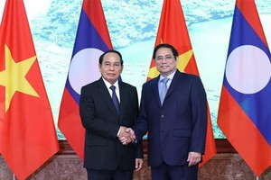 Prime Minister Pham Minh Chinh (right) hosts Lao Vice President Bounthong Chitmany. (Photo: VNA)