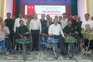 Vice Secretary of the HCMC Party Committee Nguyen Van Hieu and  officials of the city visited and offered gifts to wounded soldiers undergoing treatment at Nghe An Province’s Treatment and Nursing Center for Wounded Soldiers .