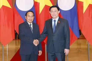 NA Chairman Vuong Dinh Hue (R) welcomes Lao Vice President Bounthong Chitmany. (Photo: VNA)