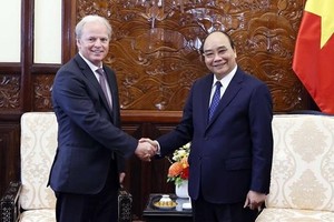President Nguyen Xuan Phuc (R) and WB Managing Director of Operations Axel van Trotsenburg at the meeting in Hanoi on July 19. (Photo: VNA)