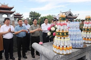 Prime Minister Pham Minh Chinh (3rd from left) and Party and Government officials pay tribute to late President Ho Chi Minh at the Chung Son pagoda (Photo: VNA)