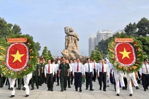 Secretary of the HCMC Party Committee Nguyen Van Nen offers incense to pay respect to fallen soldiers.