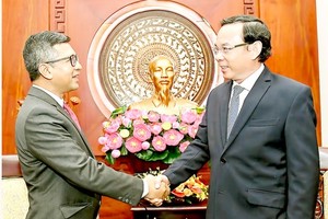 Secretary of the HCMC Party Committee Nguyen Van Nen (R) receives Indonesian Ambassador to Vietnam Denny Abdi. (Photo: SGGP)