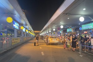 Ride-sharing vehicles are only allowed to receive customers at the D1 and D2 lanes on the ground floor at Tan Son Nhat Airport.