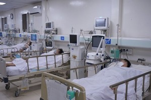  People are admitted to Gia Dinh People's Hospital in HCMC due to industrial alcohol poisoning.