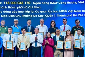 Vice Secretary of the HCMC Party Committee Nguyen Ho Hai and Chairwoman of the Vietnam Fatherland Front (VFF) of HCMC Tran Kim Yen receive donations from organizations and individuals. (Photo: SGGP)