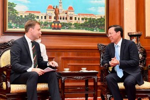 Chairman of the HCMC People’s Committee Phan Van Mai (R) receives Consul General of Belarus in HCMC Ruslan Varankou. (Photo: SGGP)