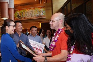 Vice director of the HCMC Tourism Department Bui Thi Ngoc Hieu (L) offer a gift to a representative of the delegation of South African visitors.