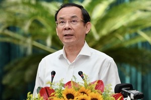 Secretary of the HCMC Party Committee Nguyen Van Nen speaks at the meeting. ​