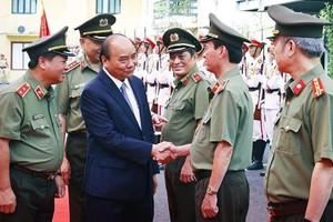 President Nguyen Xuan Phuc (front, second from left) greets economic security officials of the Economic Security Department on August 18. (Photo: VNA)