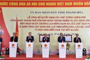 President Nguyen Xuan Phuc attends the ground-breaking of monument commemorating people officials, soldiers and students from the south who gathered in the northern region during the war. (Photo: SGGP)