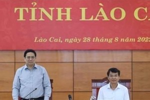 Prime Minister Pham Minh Chinh (L) speaks at the meeting with the Standing Board of the Lao Cai provincial Party Committee on August 28 (Photo: VNA)