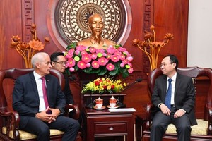 Nguyen Van Hieu, Deputy Secretary of the Ho Chi Minh City Party Committee (R) hosts a reception for Gerardo Peñalver Portal, First Deputy Minister of Foreign Affairs of Cuba (L) on August 31. (Photo: SGGP)
