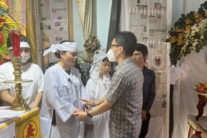 Mr. Vu Duc Dam and provincial leaders extend the deepest sympathy and condolences to the family of Mr.D, 37, of Binh Duong Province’s Thu Dau Mot City who is one of the victims killed in the fire.