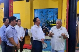 The delegation of officials led by Director of the municipal Department of Culture and Sports Tran The Thuan take a survey of preservation and promotion activities of cultural heritages in the Xuan Hoa Temple.