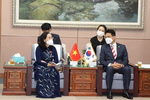 Chairwoman of the municipal People’s Council Nguyen Thi Le (L) and Standing Vice Chairman of the Busan Metropolitan Council
