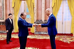 President Nguyen Xuan Phuc (L) and Ambassador of the Netherlands, Kees Van Baar (Photo: SGGP)