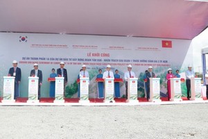 At the groundbreaking ceremony for the sub-project 1A of Nhon Trach Bridge construction project, the section from Tan Van – Nhon Trach of HCMC’s Ring Road 3