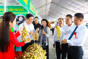 Can Tho City's leaders visit a display booth of fruits.