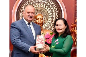 Chairwoman of the HCMC People’s Council Nguyen Thi Le offers a gift to Mr. Nikolai Bondarenko, Deputy Chairman of the Legislative Assembly of Saint Petersburg, Russia.