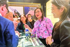 Vice Chairwoman of the People’s Committee of HCMC Phan Thi Thang (2nd, R) visits BluSaigon store. ​