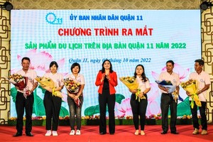 Vice Chairwoman of the People’s Committee of HCMC Phan Thi Thang congratulates District 11 for launching new tourism services.
