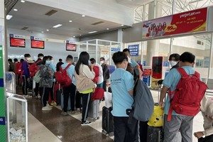 People check in at Lien Khuong airport in Da Lat City. Recovery in tourism along with spikes in domestic demand, FDI have contributed to Vietnam's high growth this year. (Photo: VNA)