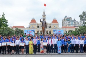 The Ho Chi Minh City Youth Union held a ceremony honoring 61 outstanding young and friendly cadres and officials 