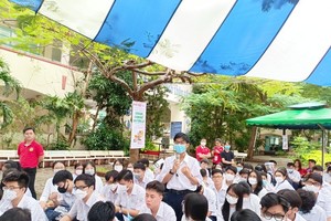 Le Quoc Huy, a 12th grade student of the Luong The Vinh High School asks a question on the logistics industry.